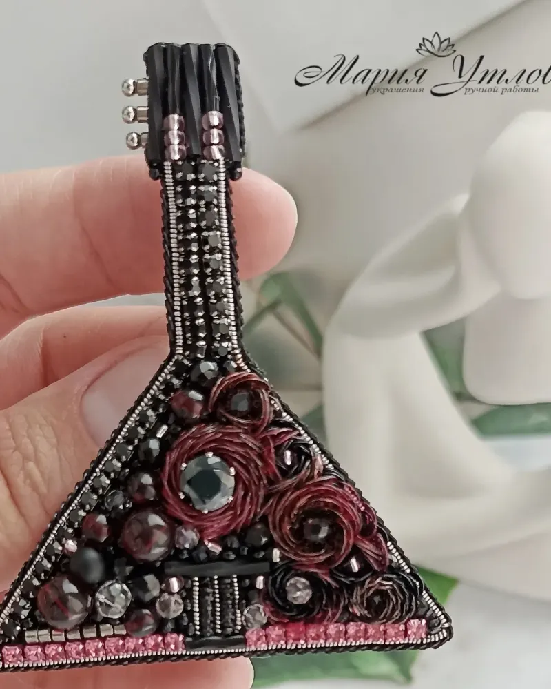 Брошь «Балалайка», бордовая