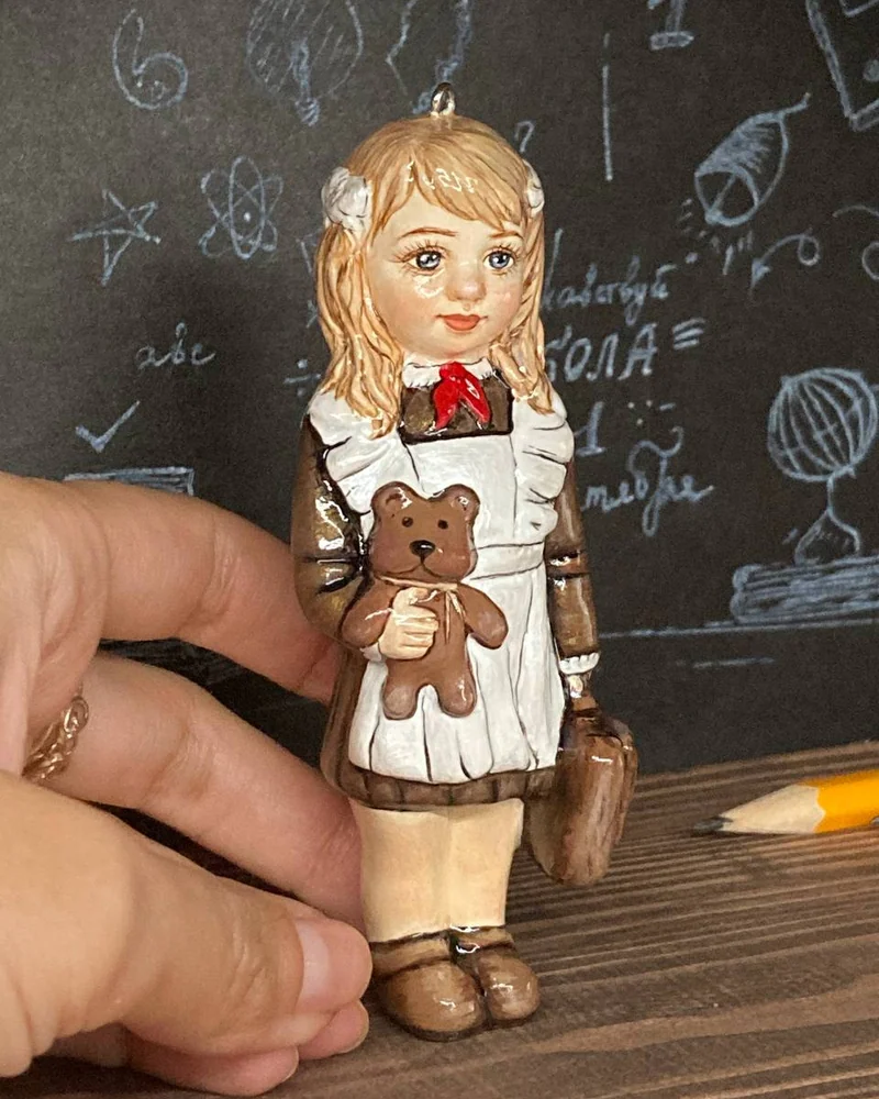 Белая ёлочная игрушка «Школьница»