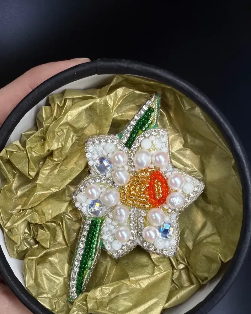Белая брошь «Нарцисс»