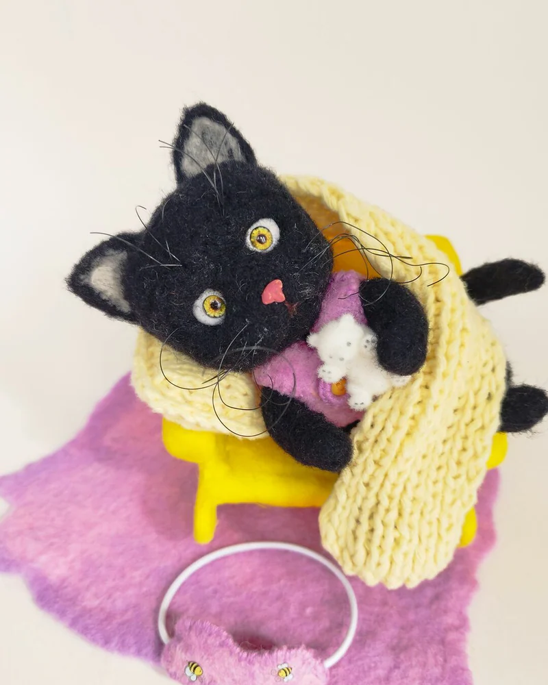 Черный котенок в кресле. Валяная игрушка кошка Войлочная игрушка кот