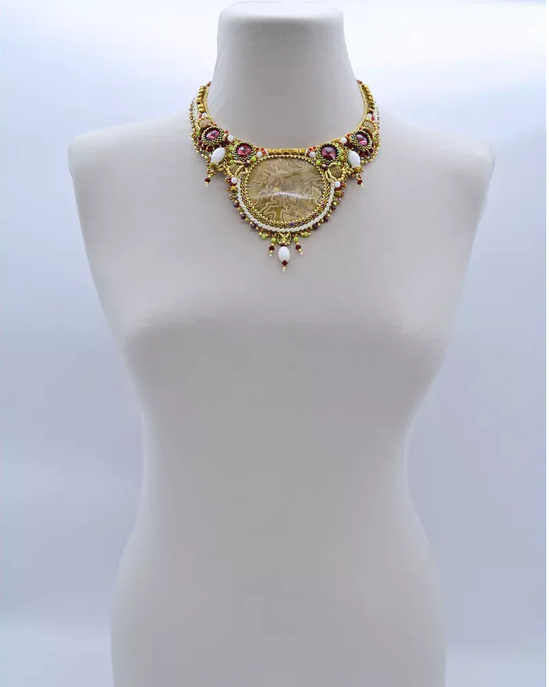 Авторское колье с кальцитом и Swarovski