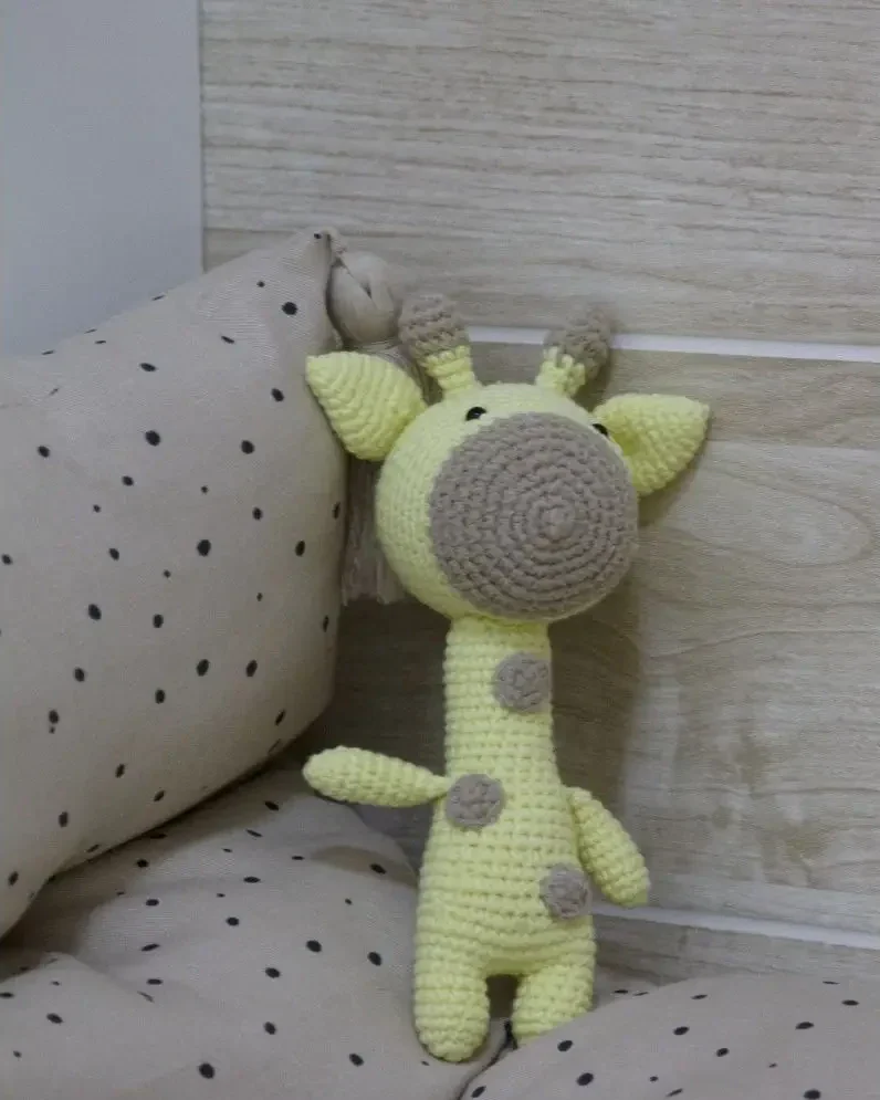 Вязаная игрушка жирафик, бледно-жёлтый — бледно-жёлтый