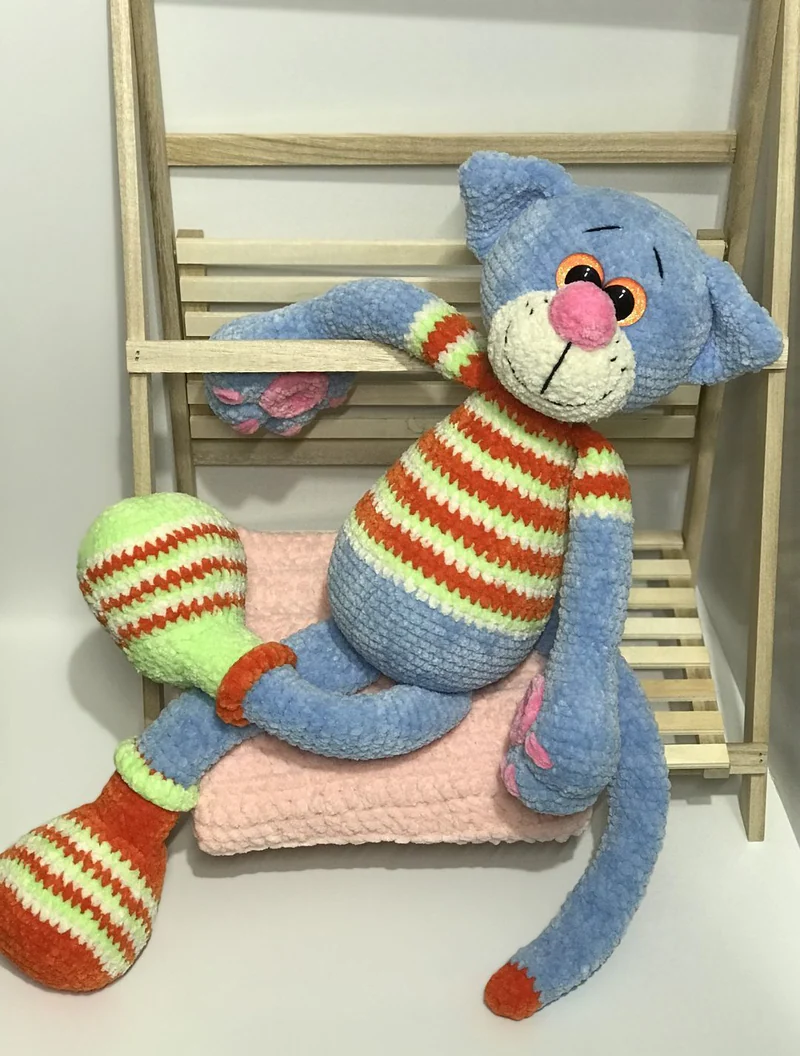 Вязаный полосатый котик амигуруми