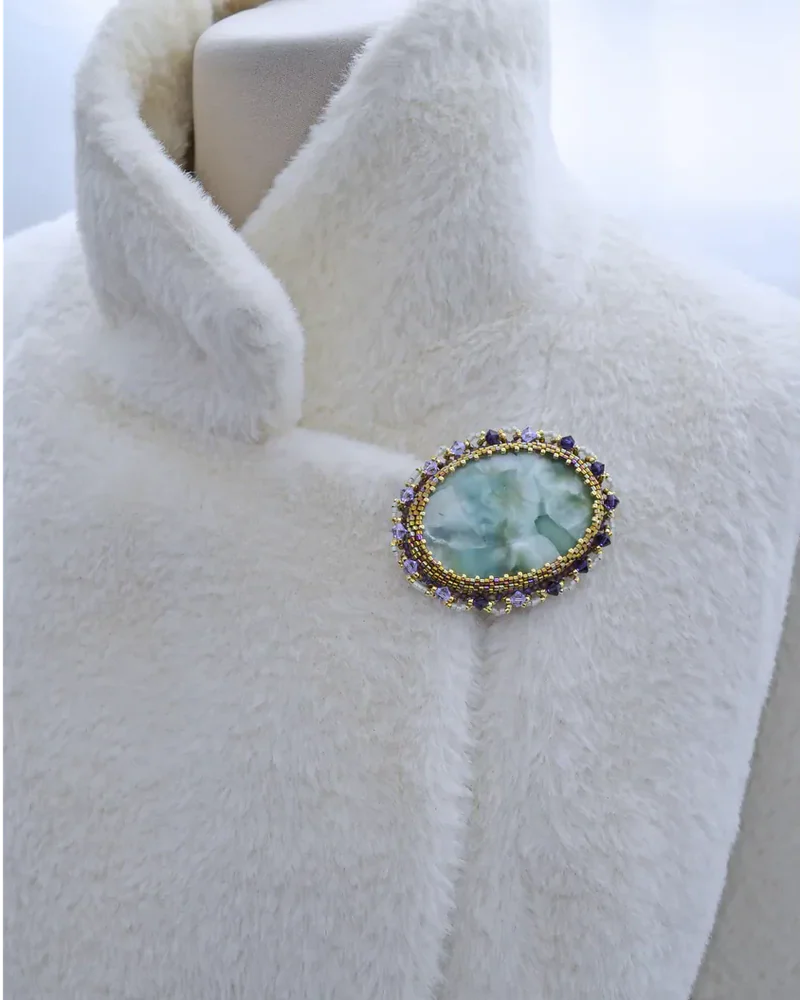 Брошь ручной работы с пектолитом и Swarovski