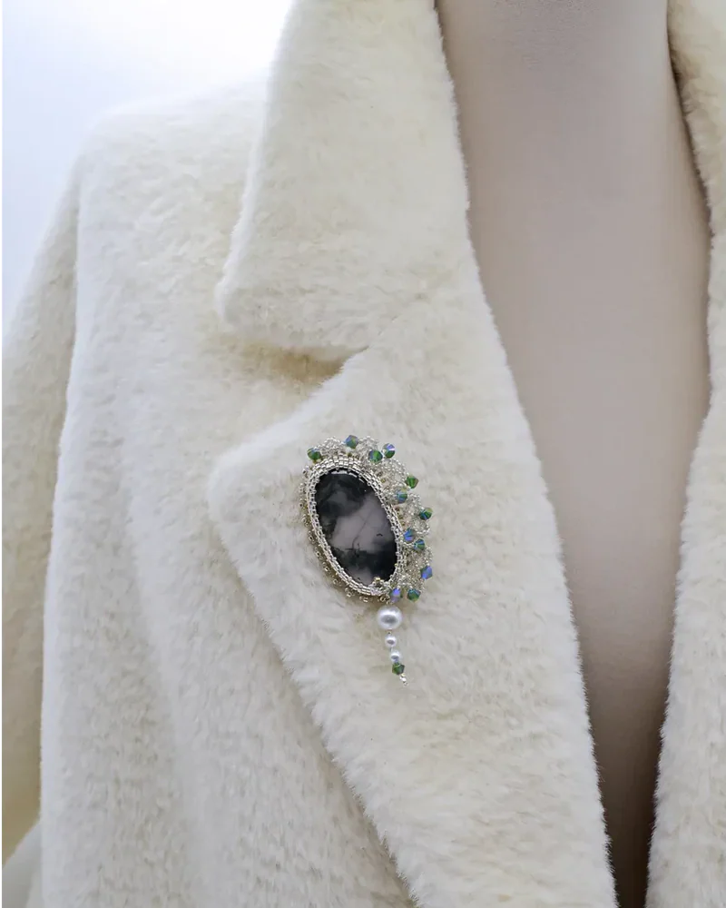 Брошь ручной работы с моховым агатом и Swarovski