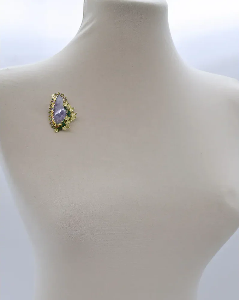 Брошь ручной работы с аметистом и Swarovski