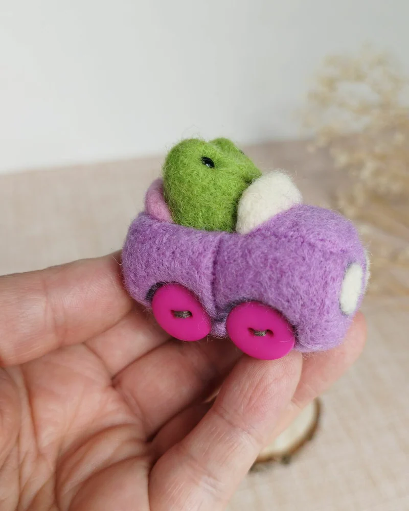 Валяная игрушка Лягушка в машине, Войлочная Игрушка из шерсти