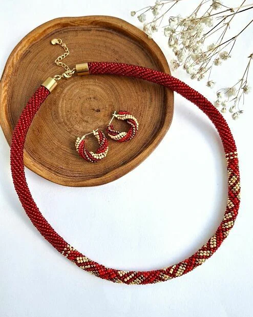 Серьги кольца из бисера красные золотые подарок для женщины
