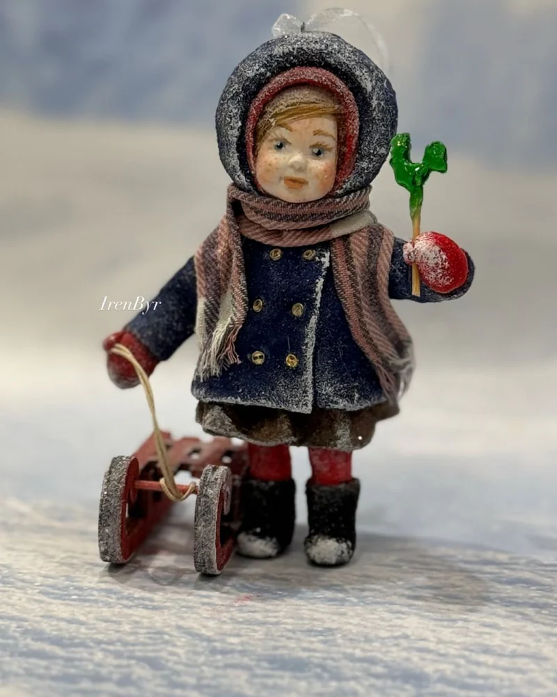 Девочка с санками и леденцом