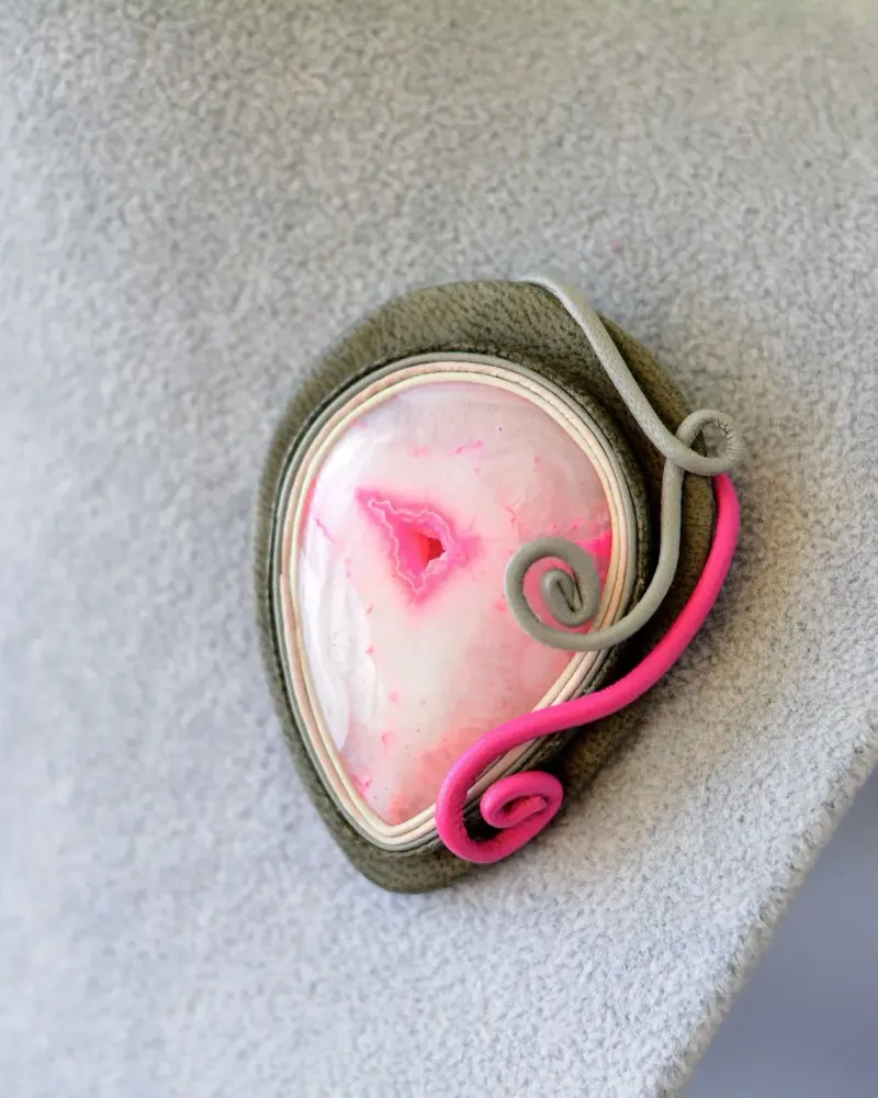 Брошь из кожи с камнем агат с жеодой Розовый в сером мужская женская