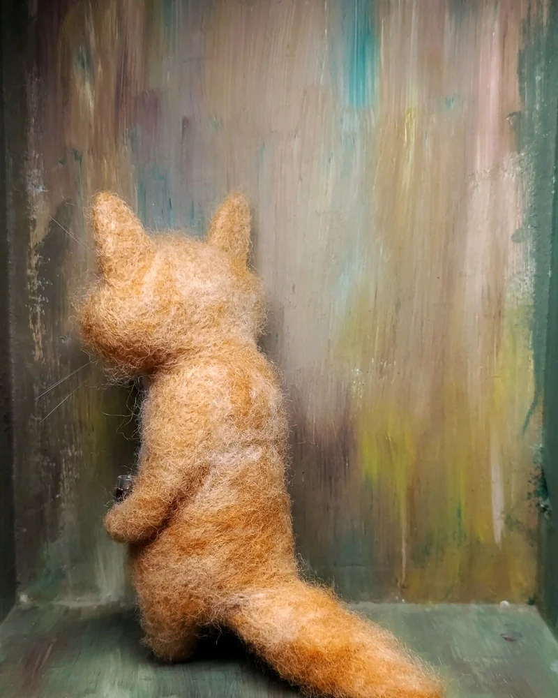 Кот рыжий с бокалом красного вина