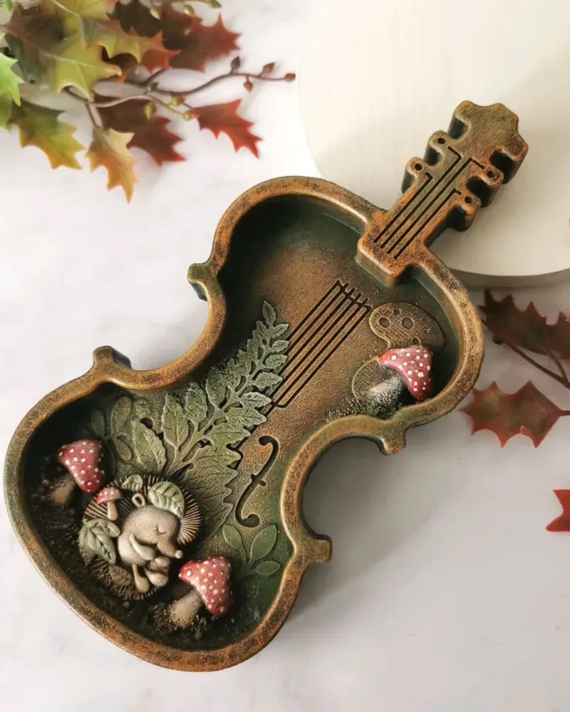Декоративная скрипка с грибами