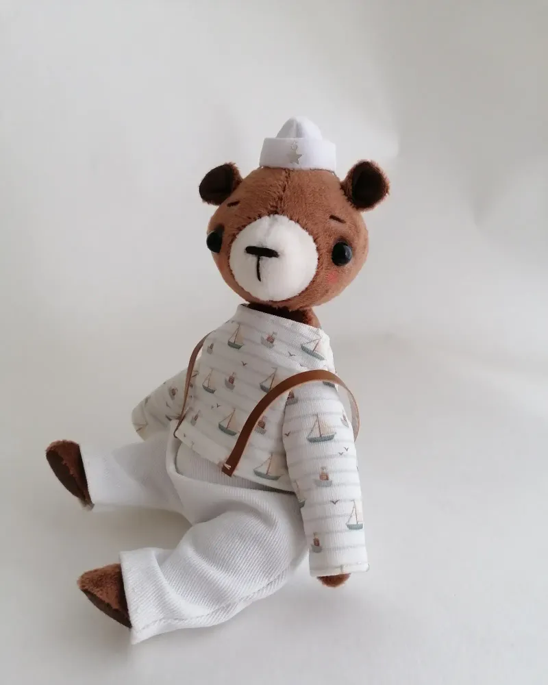 Коричневый мишка-морячок, 20 см