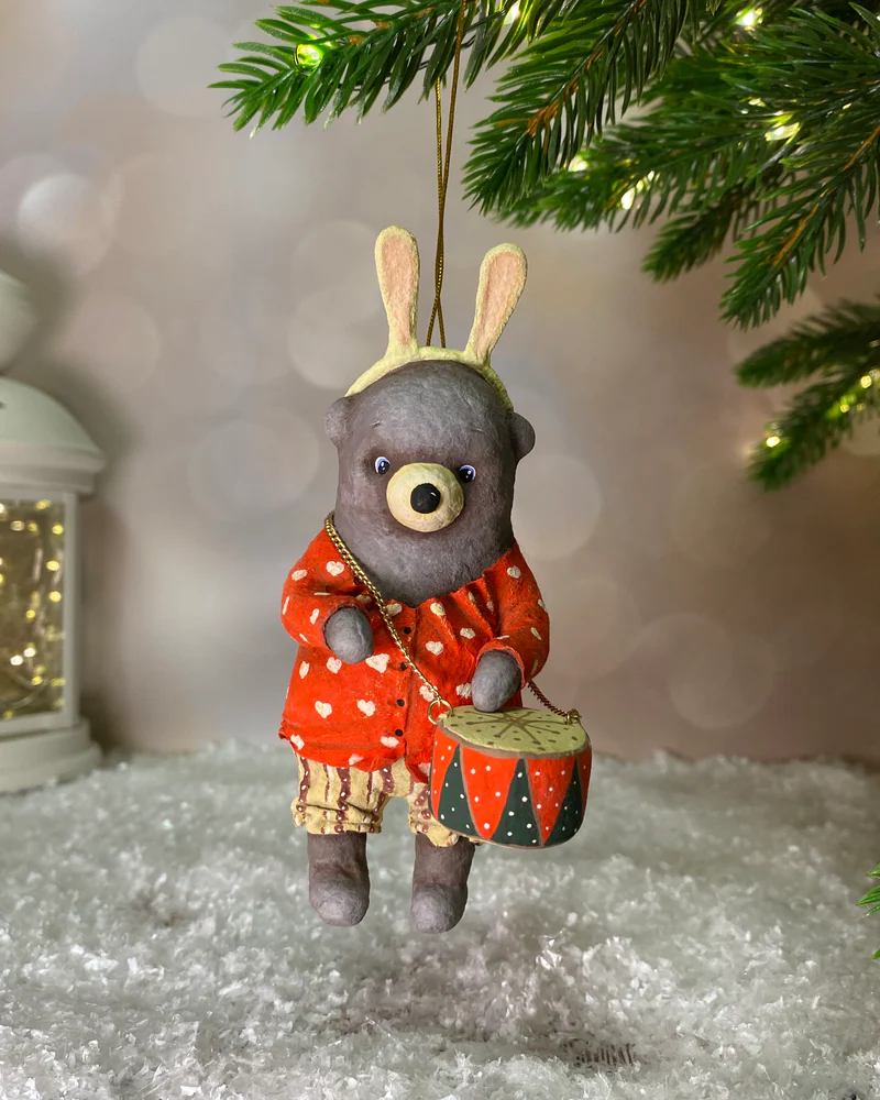Ёлочная игрушка «Мишка с барабаном в красном»