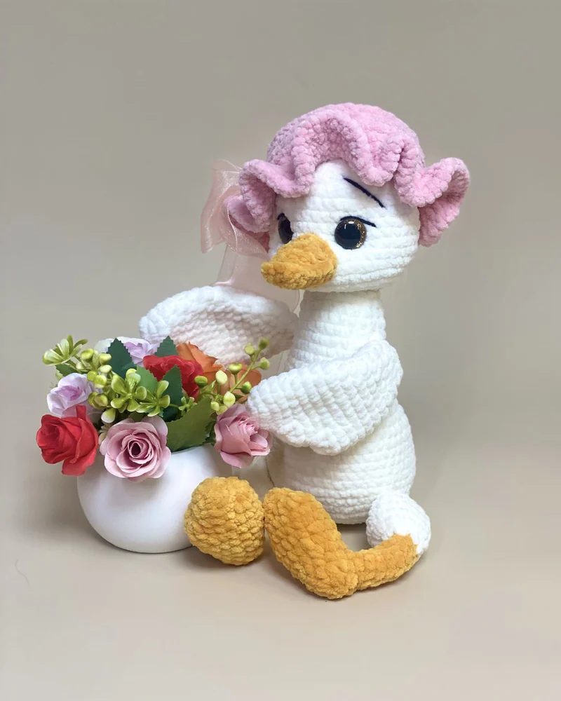 Вязаный белый гусь амигуруми