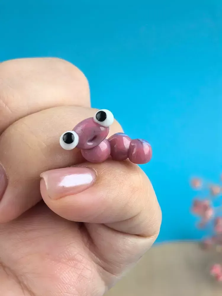 Стеклянная фигурка «Гусеничка розовая Дождевой червяк»
