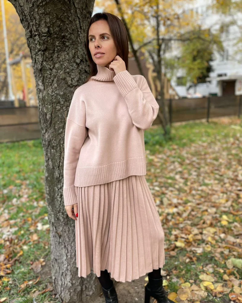 Вязаный женский костюм свитер и юбка плиссе