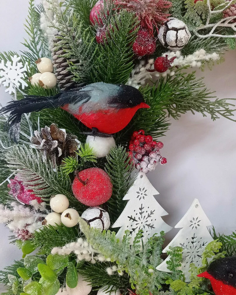 Новогодний венок со снегирями