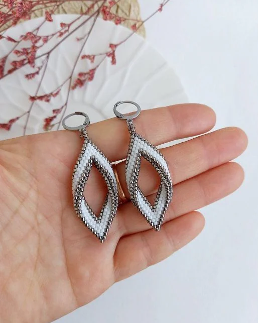 Серьги Листочки белый серый бисер подарок для женщины