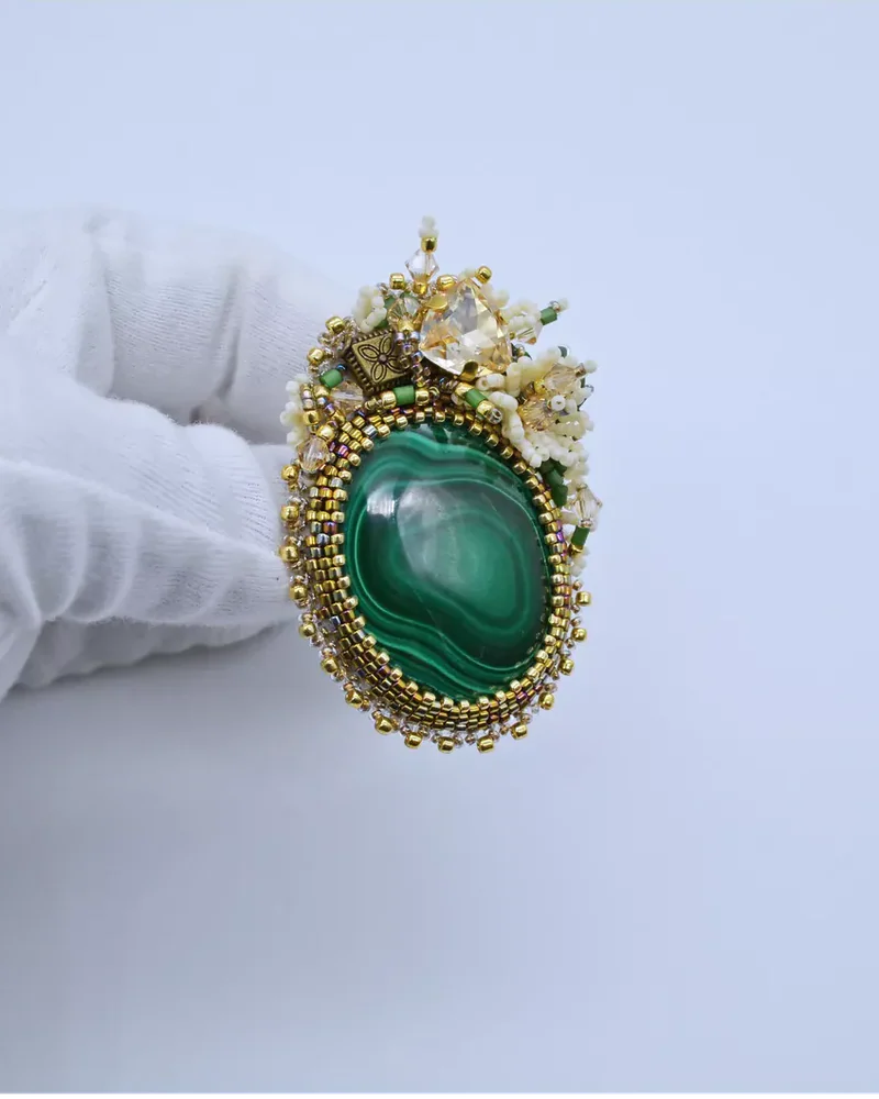 Авторская брошь с малахитом и Swarovski