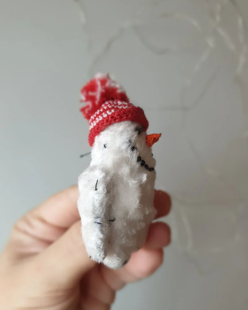 Разноцветный снеговик Снежок