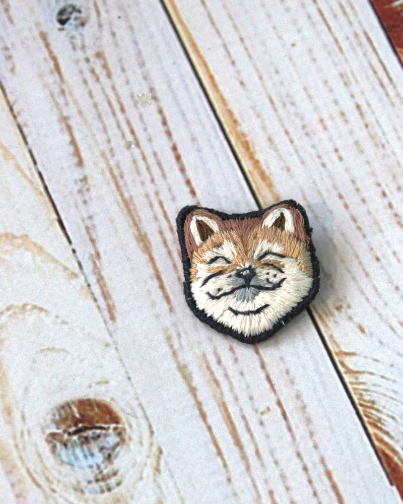 Брошь вышитая "Собачка"