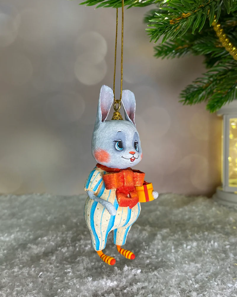 Ёлочная игрушка «Заяц с подарком»