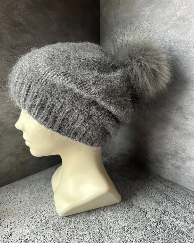 Шапка бини из ангоры с помпоном из искусственного меха