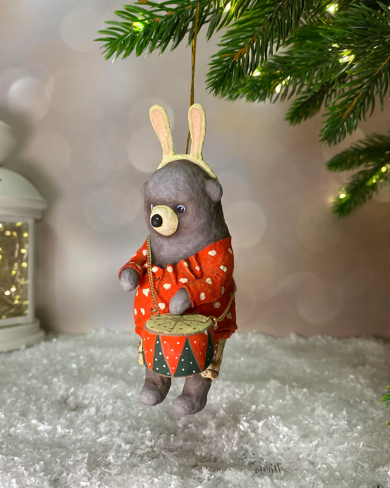 Ёлочная игрушка «Мишка с барабаном в красном»