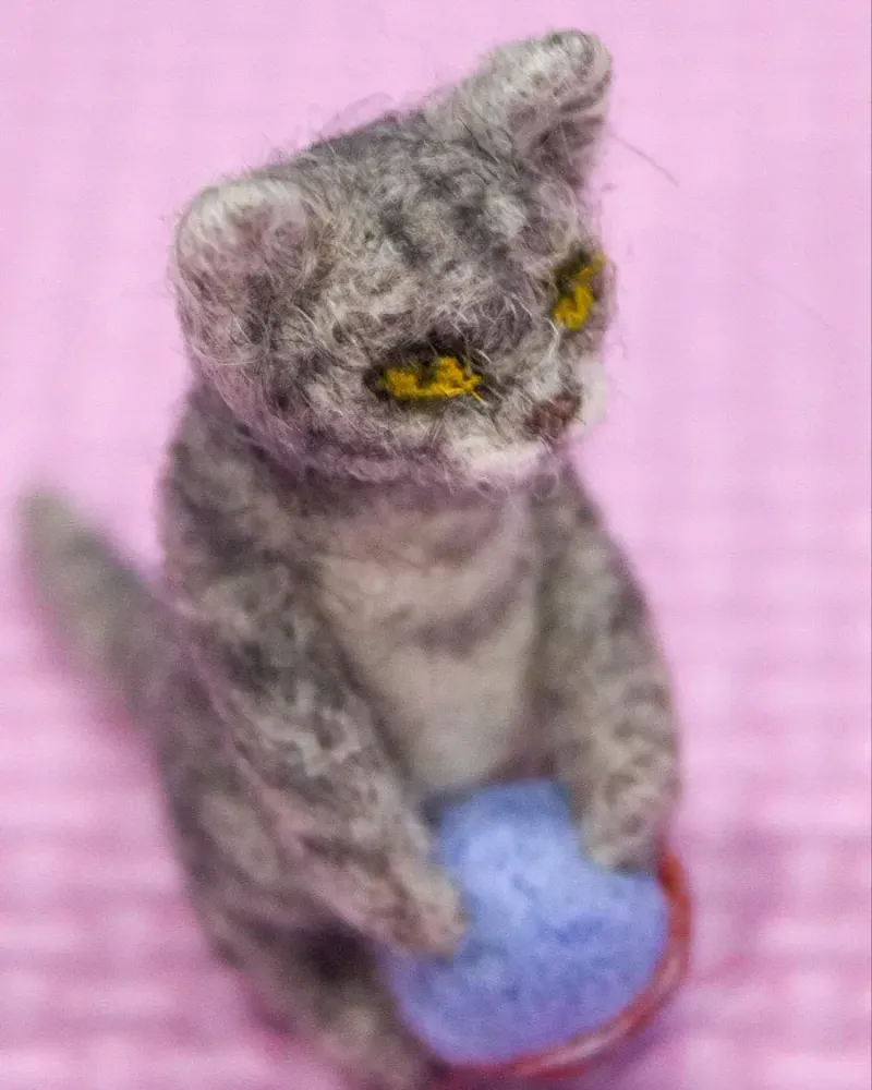 Котёнок с мячиком для кукольного домика — Основной