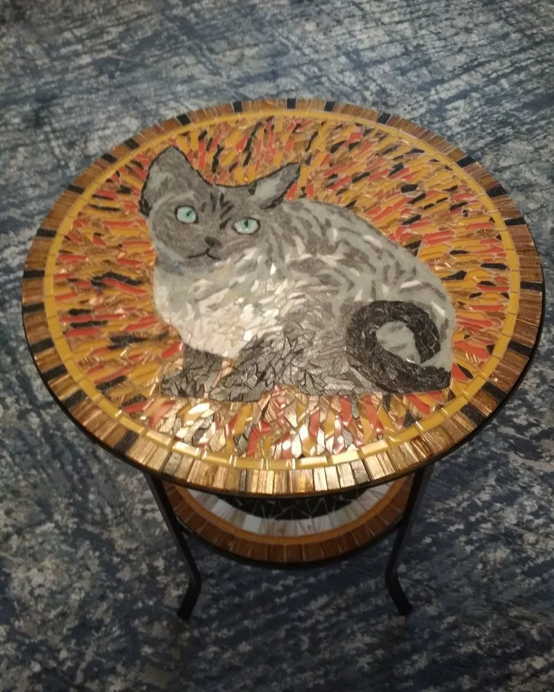 Круглый столик с мозаикой, кот на золотом