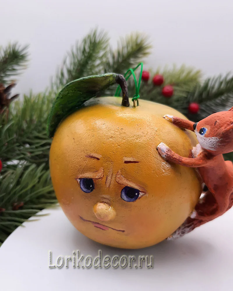 Ёлочная игрушка «ЯБЛОКО С БЕЛКОЙ-3»