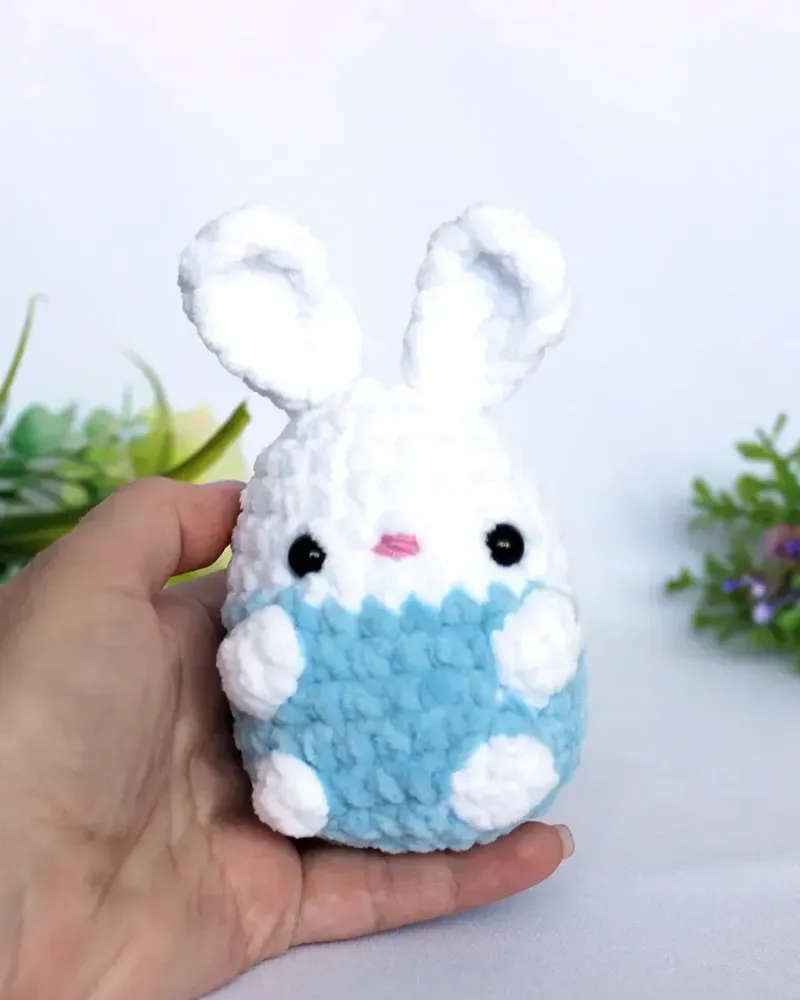 Мягкая вязаная игрушка «Зайка-малыш» — Белый и голубой