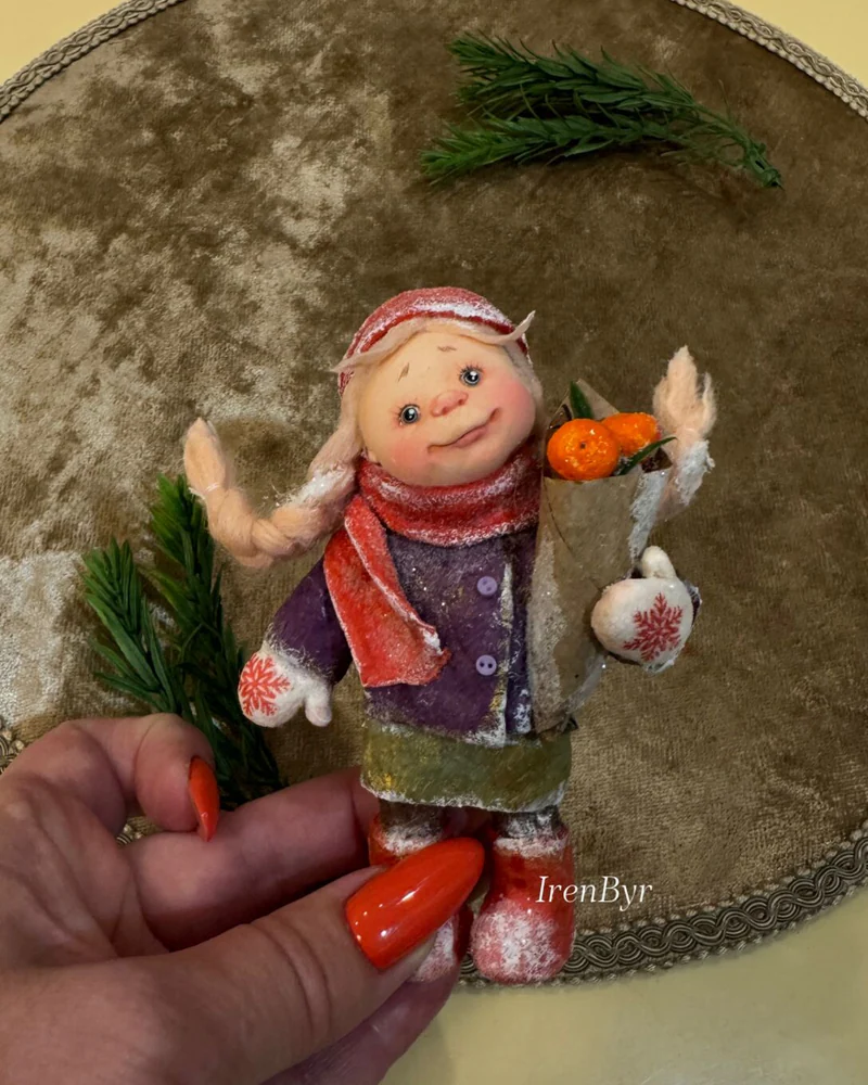 Девушка с гусём и пасхальными яйцами