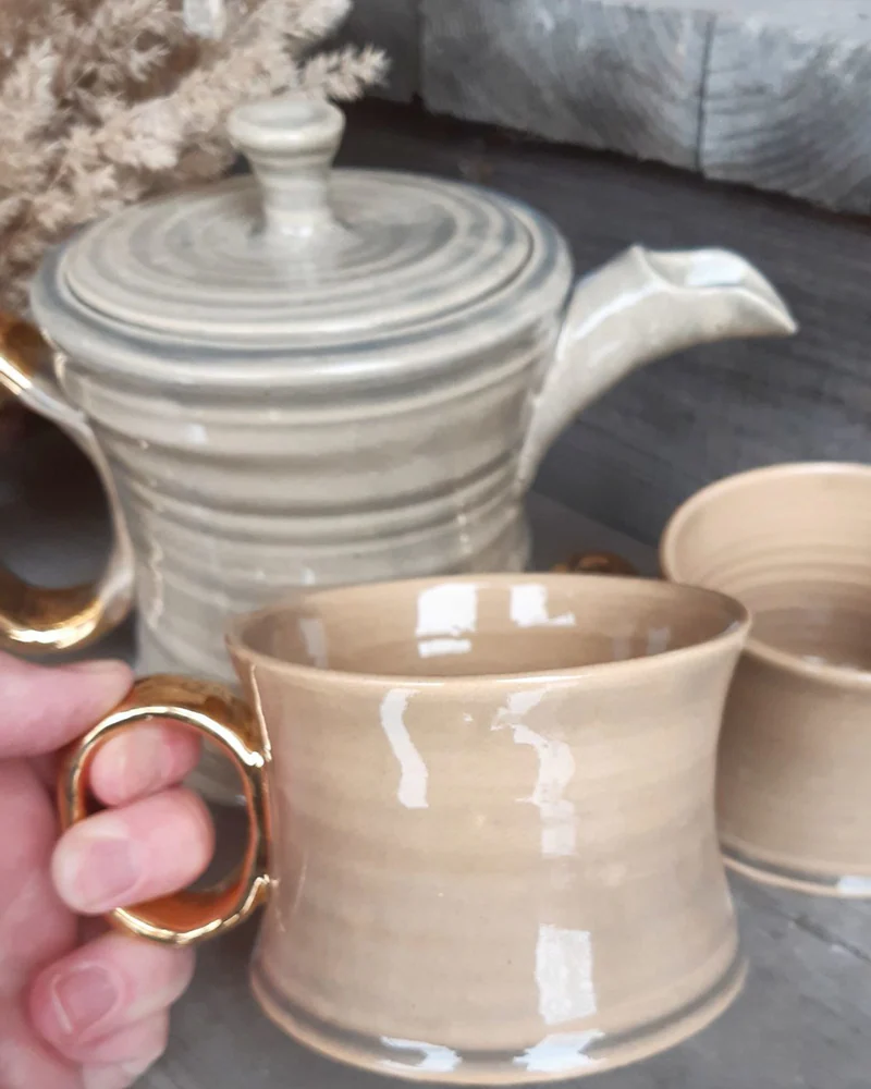 Серый чайник с золотой ручкой, 1 л