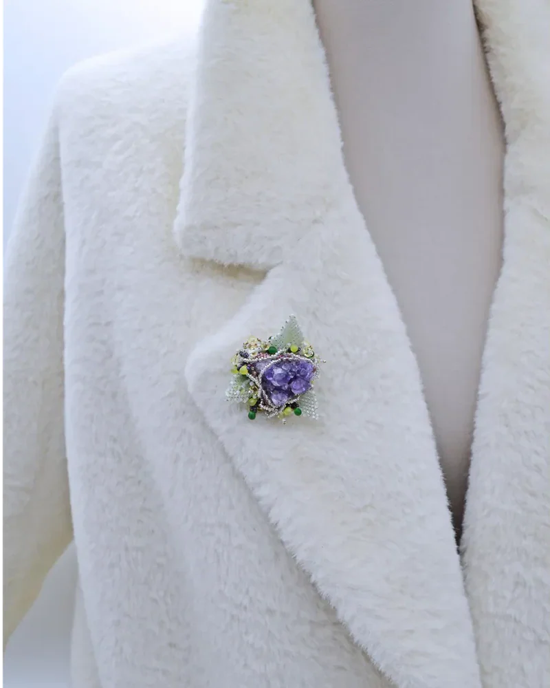 Брошь ручной работы с аметистом и Swarovski