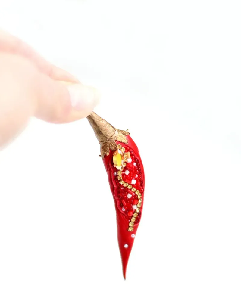 Перчик с вышивкой красная брошь из кожи яркое
