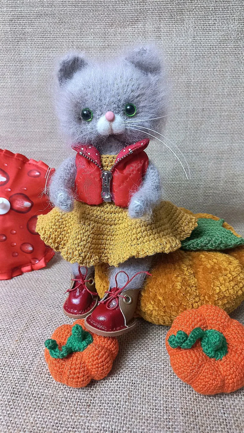 Кошечка вязаная Мила