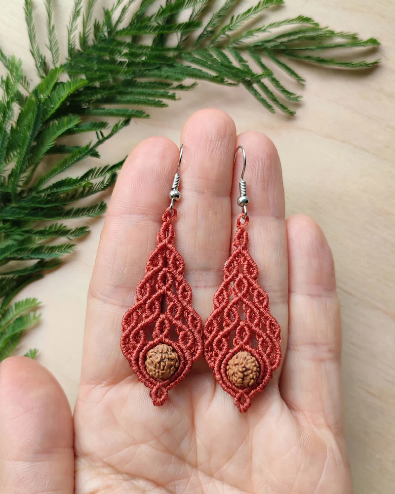 Коралловые серьги макраме Леля с рудракшей