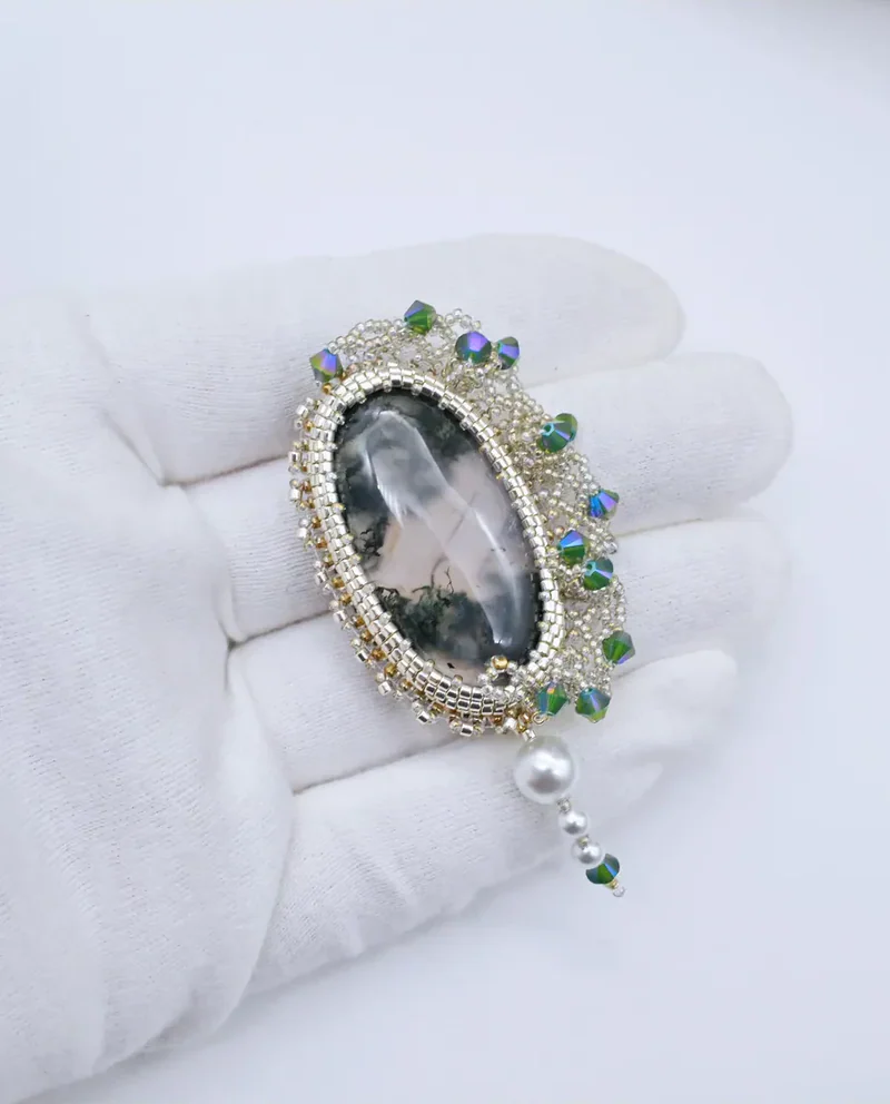 Брошь ручной работы с моховым агатом и Swarovski