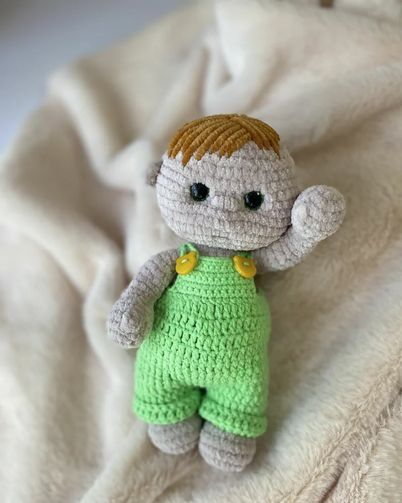Вязаная кукла мальчик малыш амигуруми