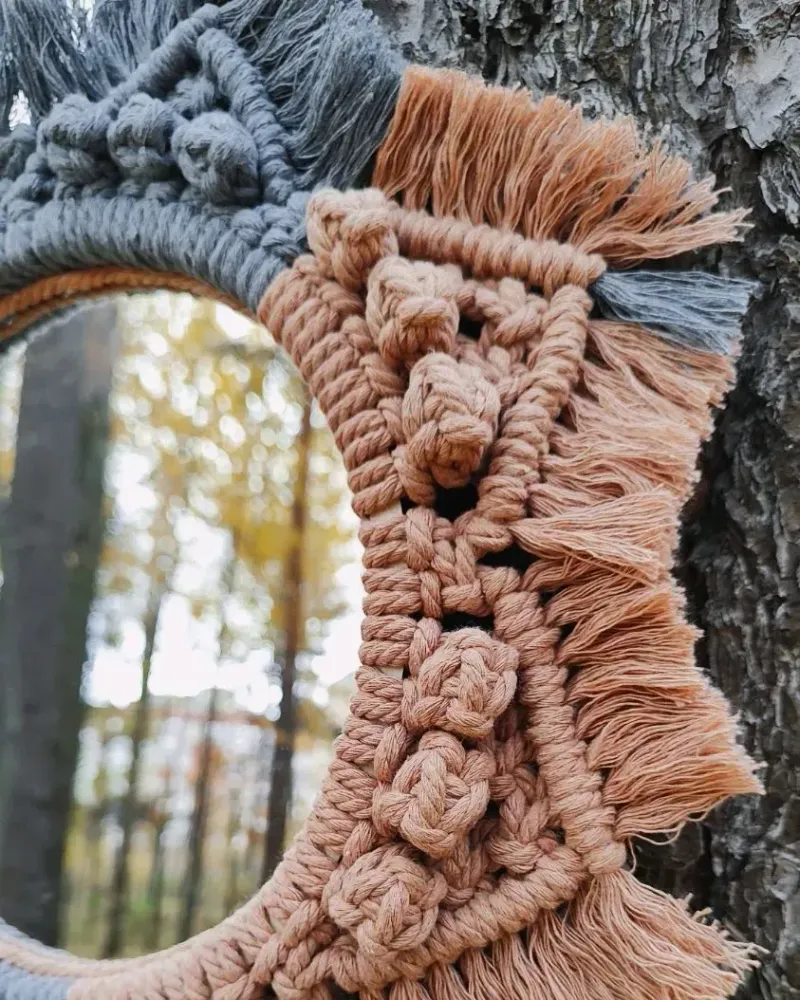 Зеркало макраме — серо-персиковое