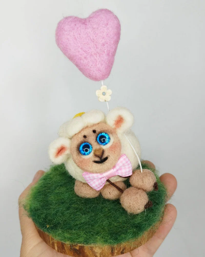 Белая овечка Войлочная игрушка из шерсти символ года