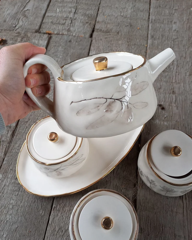 Белый чайник с золотом, 750 мл