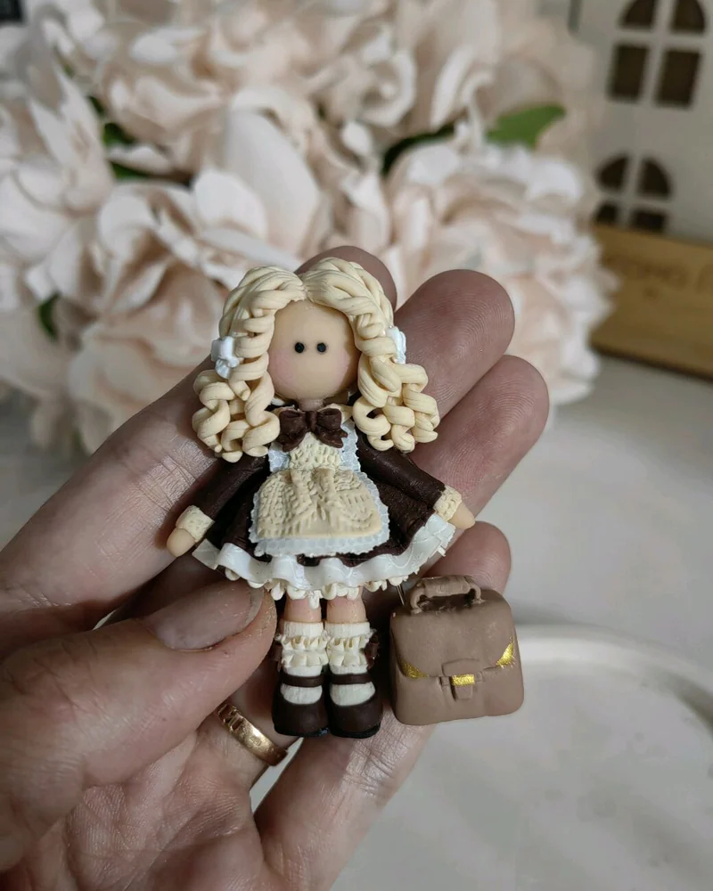 Брошь "Школьница"