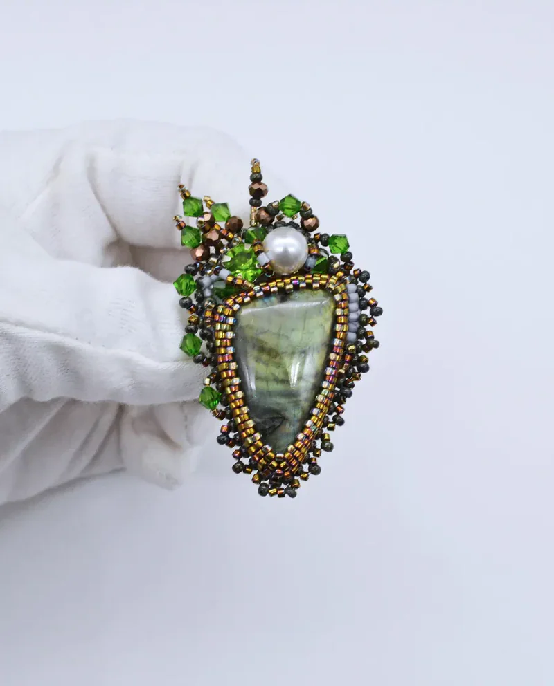Брошь ручной работы с лабрадором и Swarovski