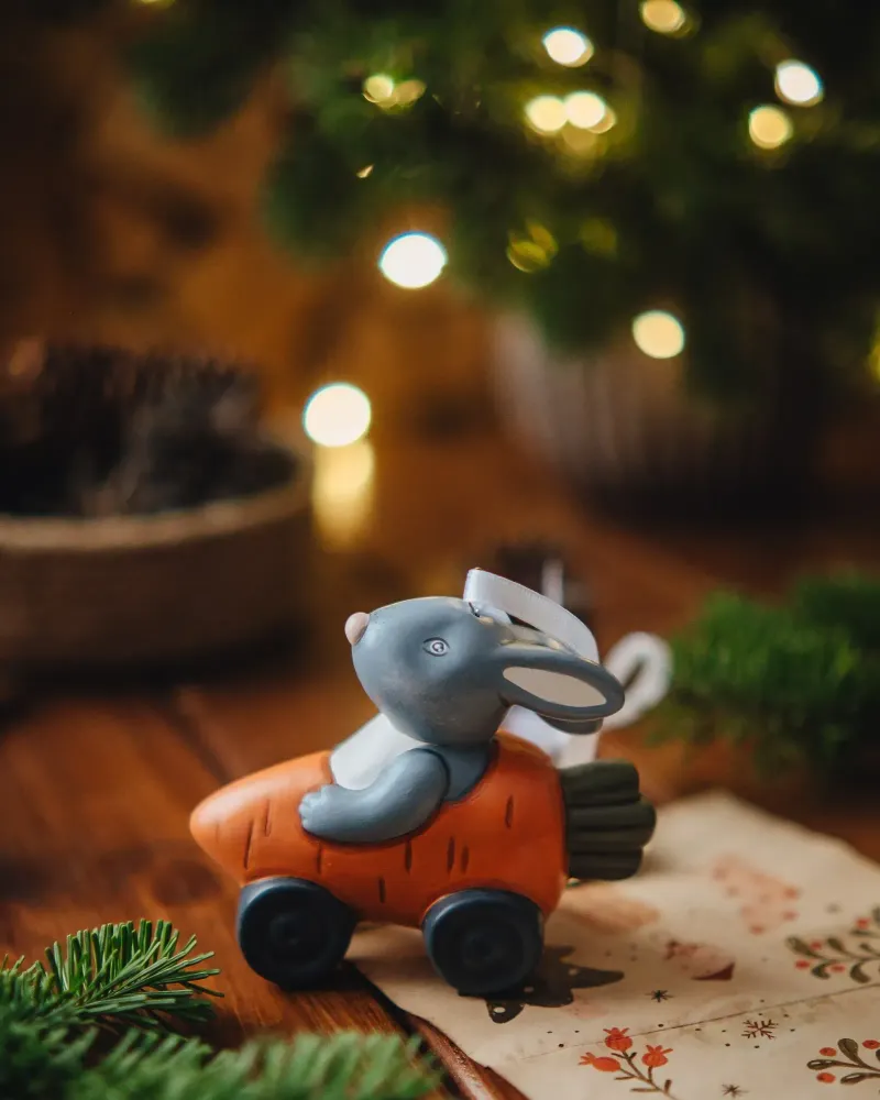 Ёлочная игрушка «Заяц в морковке» — 8,5×10 см