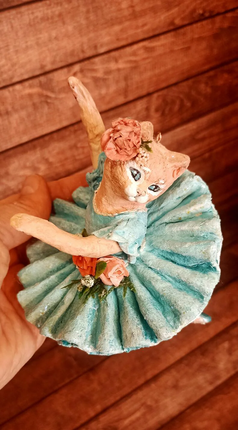 Кошка-балерина персиковая