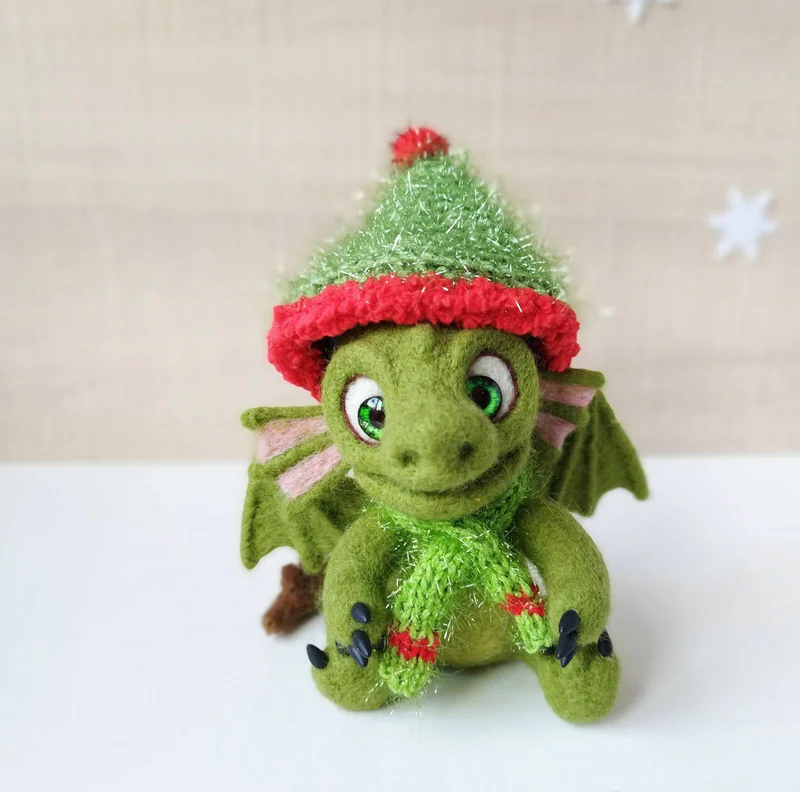 Зеленый Дракон фигурка из шерсти. Дракон игрушка