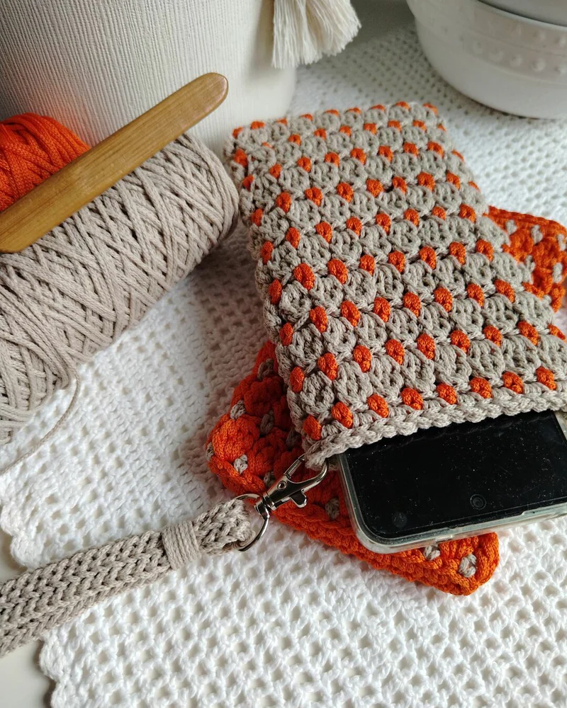 Вязаный крючком чехол для смартфона